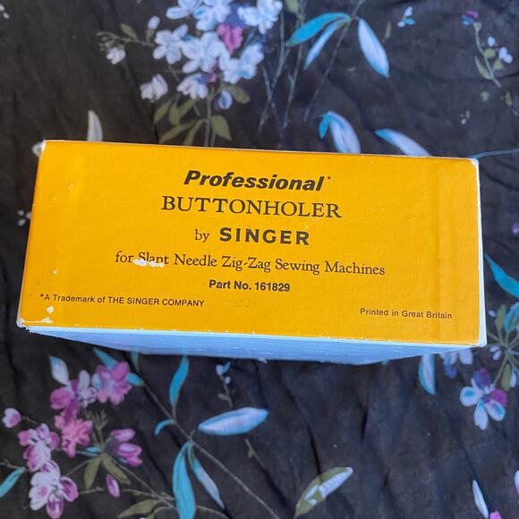 Singer Professional Buttonholer by Singer with Instructional Booklet Not Tested - Picture 5 of 12
